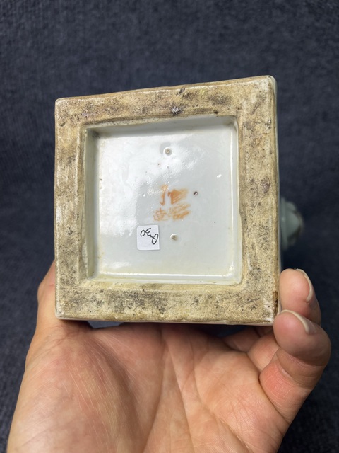 古玩陶瓷淺降彩山水花鳥紋獸耳銜環(huán)四方瓶拍賣，當(dāng)前價格4388元