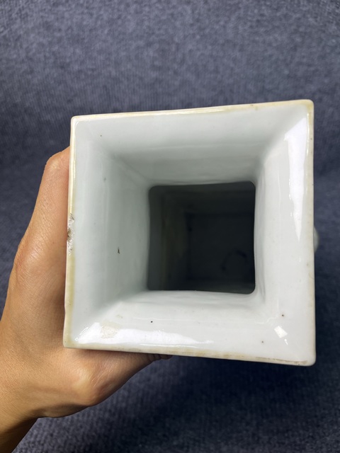 古玩陶瓷淺降彩山水花鳥紋獸耳銜環(huán)四方瓶拍賣，當(dāng)前價格4388元