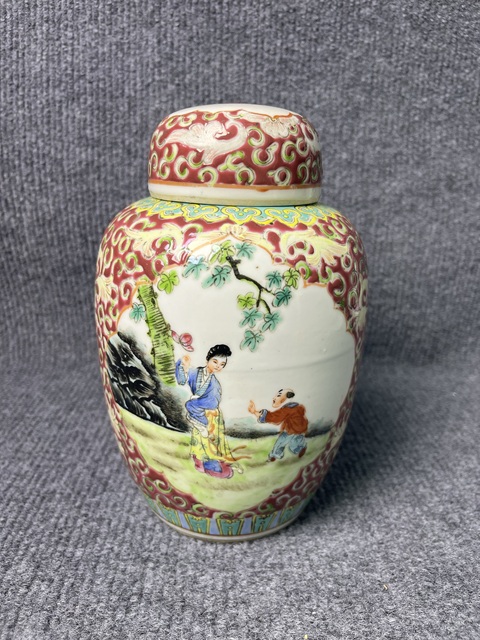 古玩陶瓷粉彩開窗侍女嬰戲紋蓋罐真品鑒賞圖