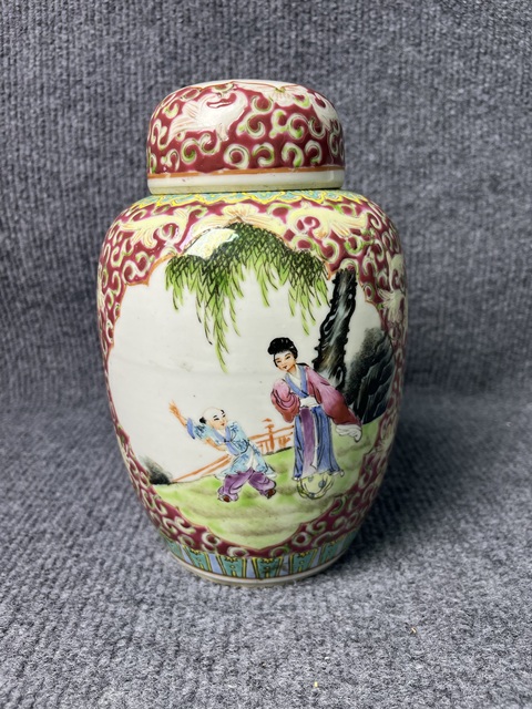 古玩陶瓷粉彩開窗侍女嬰戲紋蓋罐真品鑒賞圖