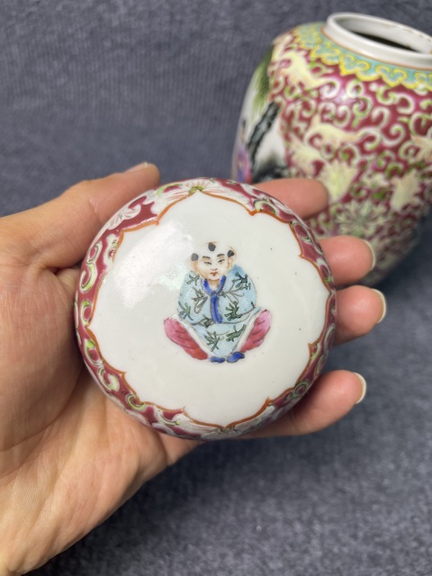 古玩陶瓷粉彩開窗侍女嬰戲紋蓋罐真品鑒賞圖