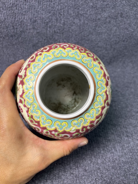 古玩陶瓷粉彩開窗侍女嬰戲紋蓋罐真品鑒賞圖