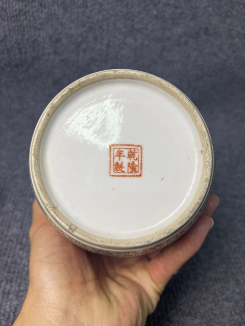 古玩陶瓷粉彩開窗侍女嬰戲紋蓋罐真品鑒賞圖