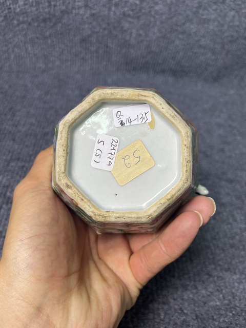 古玩陶瓷廣彩人物故事紋花口杯真品鑒賞圖