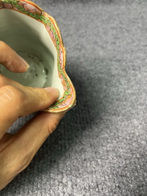 古玩陶瓷廣彩人物故事紋花口杯真品鑒賞圖