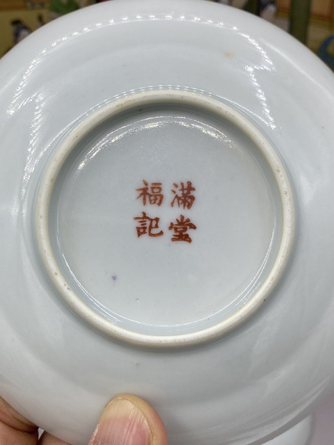 古玩陶瓷粉彩人物故事紋蓋碗真品鑒賞圖