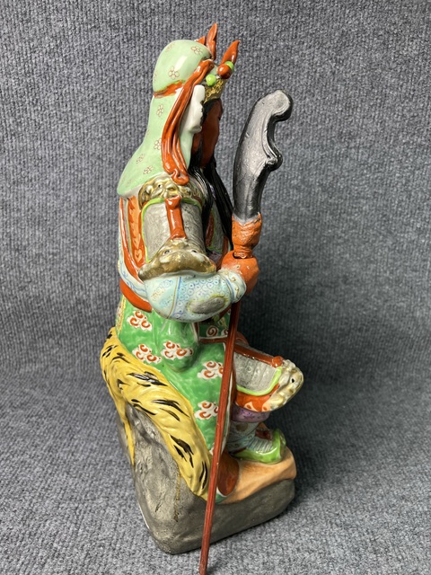 古玩陶瓷粉彩關公塑像真品鑒賞圖