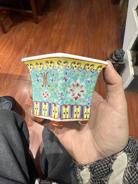 古玩陶瓷粉彩花盆真品鑒賞圖