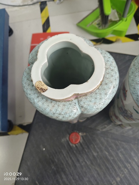 古玩陶瓷粉彩人物故事紋三連瓶真品鑒賞圖