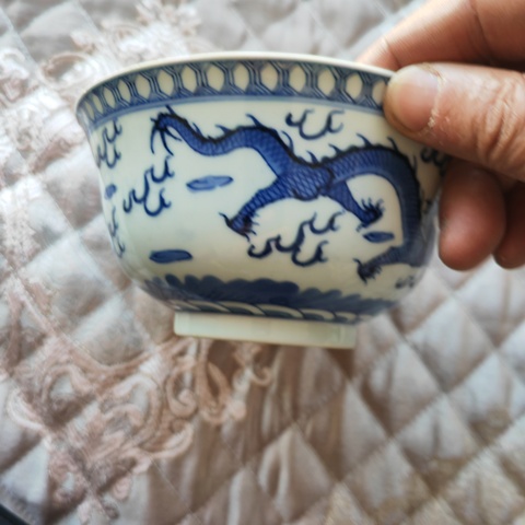 古玩陶瓷青花趕珠龍紋茶碗真品鑒賞圖