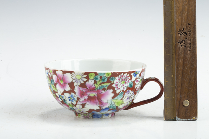 古玩陶瓷民國·紅地粉彩百花不落地紋把杯真品鑒賞圖