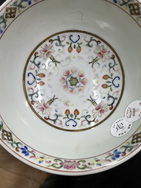 古玩陶瓷清道光 黃地洋彩纏枝花卉紋碗真品鑒賞圖