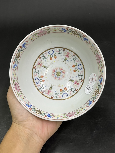 古玩陶瓷清道光 黃地洋彩纏枝花卉紋碗真品鑒賞圖