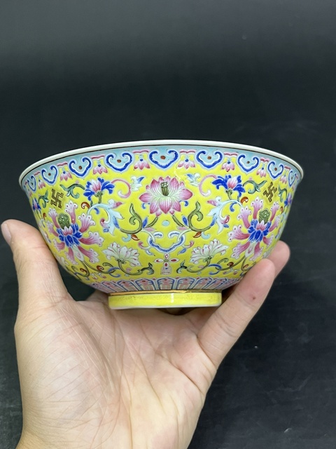 古玩陶瓷清道光 黃地洋彩纏枝花卉紋碗真品鑒賞圖