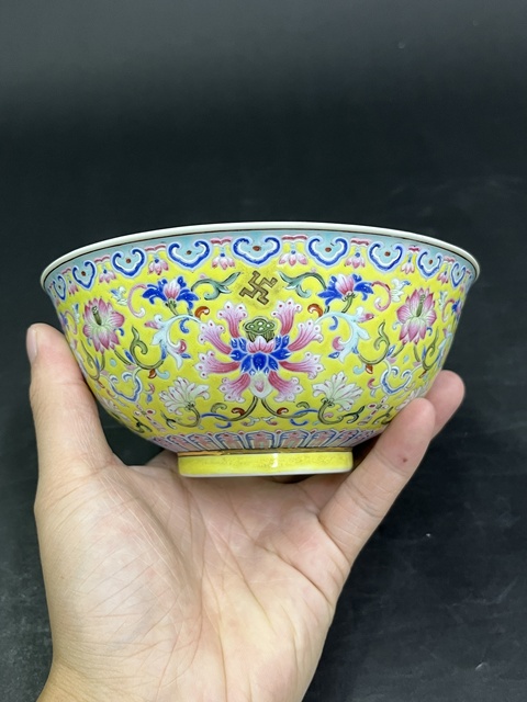 古玩陶瓷清道光 黃地洋彩纏枝花卉紋碗真品鑒賞圖