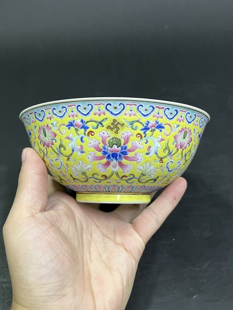 古玩陶瓷清道光 黃地洋彩纏枝花卉紋碗真品鑒賞圖