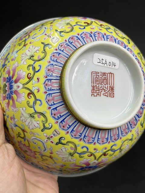 古玩陶瓷清道光 黃地洋彩纏枝花卉紋碗真品鑒賞圖