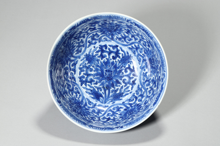 古玩陶瓷清康熙 青花纏枝荷花紋碗真品鑒賞圖