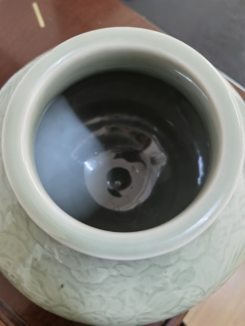 古玩陶瓷青釉暗刻花卉雙耳尊真品鑒賞圖