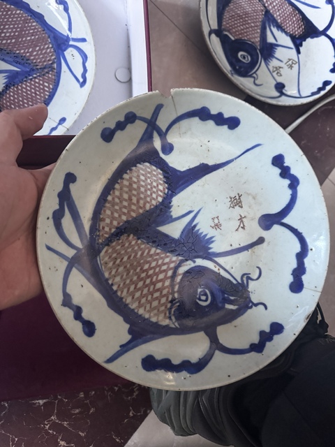 古玩陶瓷清晚期青花釉里紅魚盤真品鑒賞圖