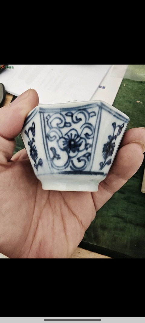古玩陶瓷清康熙青花纏枝花卉紋八方杯真品鑒賞圖