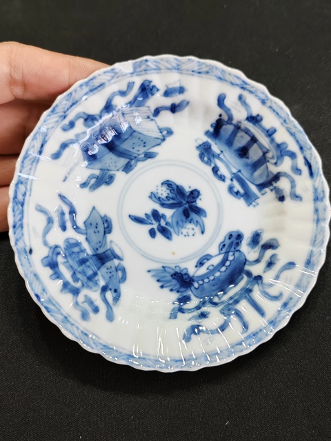 古玩陶瓷青花博古清供紋碟真品鑒賞圖