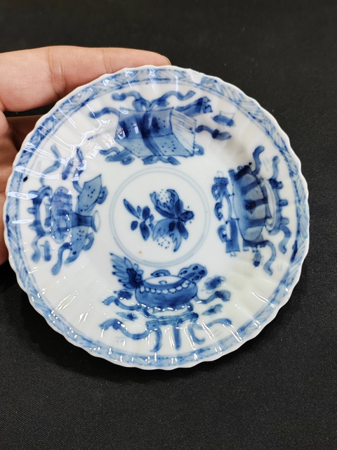 古玩陶瓷青花博古清供紋碟真品鑒賞圖