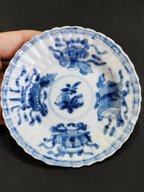 古玩陶瓷青花博古清供紋碟真品鑒賞圖