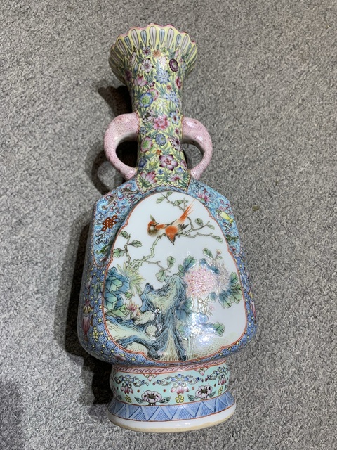 古玩陶瓷重工粉彩花鳥紋雙耳瓶真品鑒賞圖