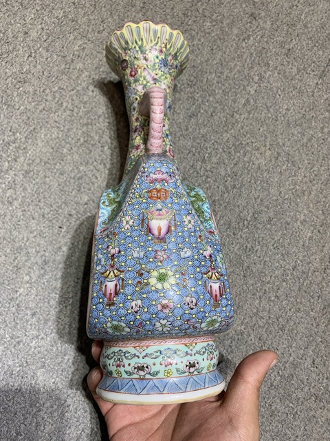 古玩陶瓷重工粉彩花鳥紋雙耳瓶真品鑒賞圖