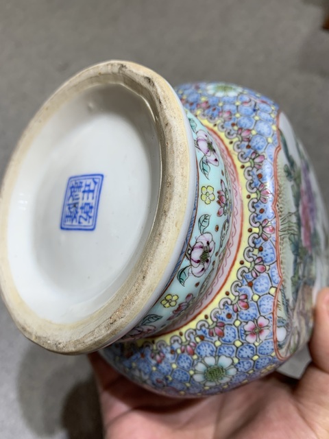 古玩陶瓷重工粉彩花鳥紋雙耳瓶真品鑒賞圖