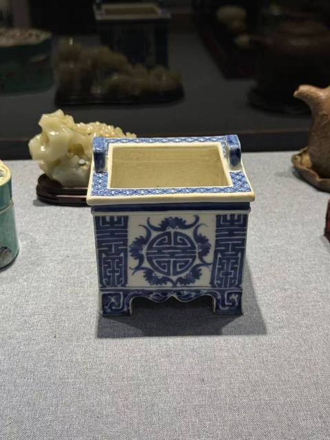 古玩陶瓷清中晚 青花福壽紋四方鼎式爐真品鑒賞圖