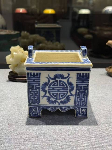 古玩陶瓷清中晚 青花福壽紋四方鼎式爐真品鑒賞圖