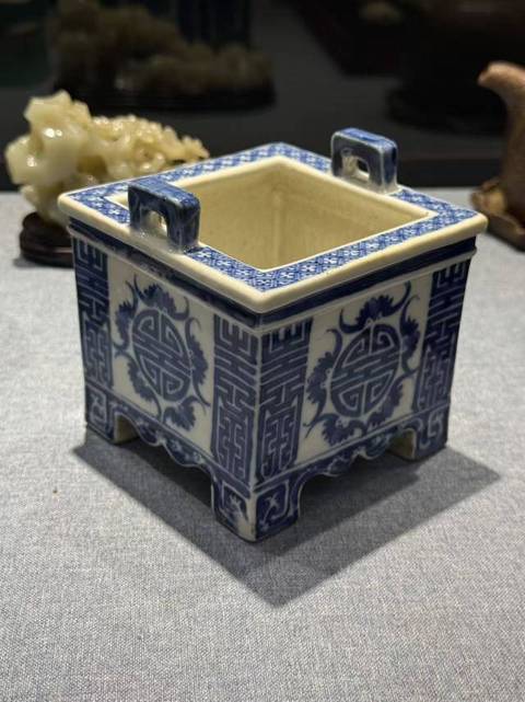 古玩陶瓷清中晚 青花福壽紋四方鼎式爐真品鑒賞圖