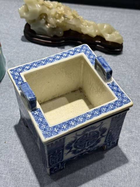 古玩陶瓷清中晚 青花福壽紋四方鼎式爐真品鑒賞圖