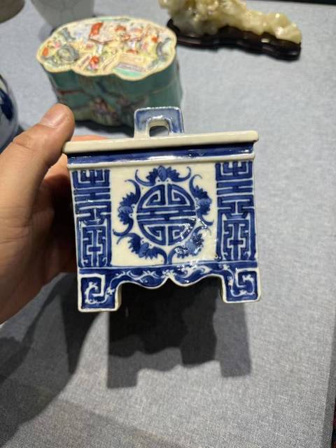 古玩陶瓷清中晚 青花福壽紋四方鼎式爐真品鑒賞圖