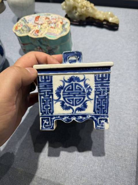古玩陶瓷清中晚 青花福壽紋四方鼎式爐真品鑒賞圖
