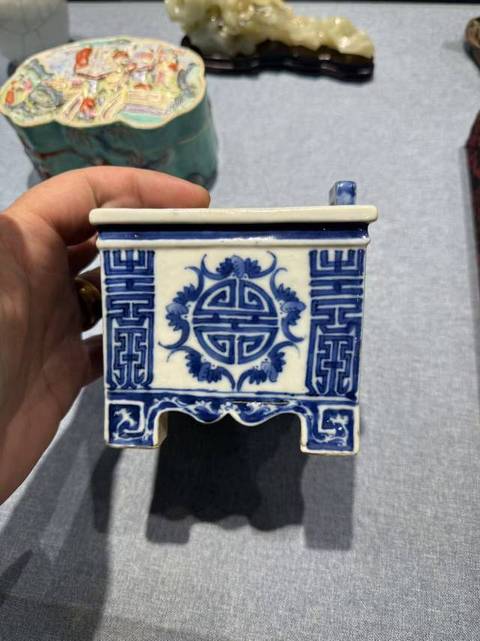 古玩陶瓷清中晚 青花福壽紋四方鼎式爐真品鑒賞圖
