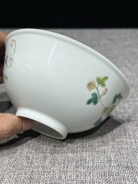 古玩陶瓷粉彩花卉紋碗真品鑒賞圖