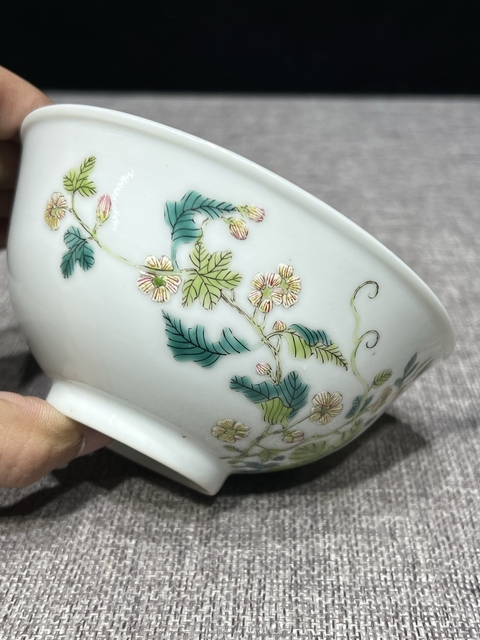 古玩陶瓷粉彩花卉紋碗真品鑒賞圖