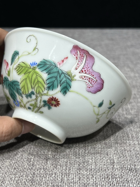 古玩陶瓷粉彩花卉紋碗真品鑒賞圖