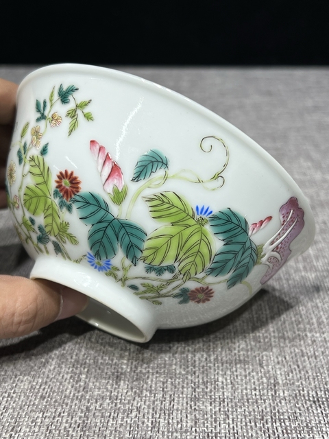 古玩陶瓷粉彩花卉紋碗真品鑒賞圖