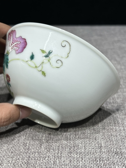 古玩陶瓷粉彩花卉紋碗真品鑒賞圖
