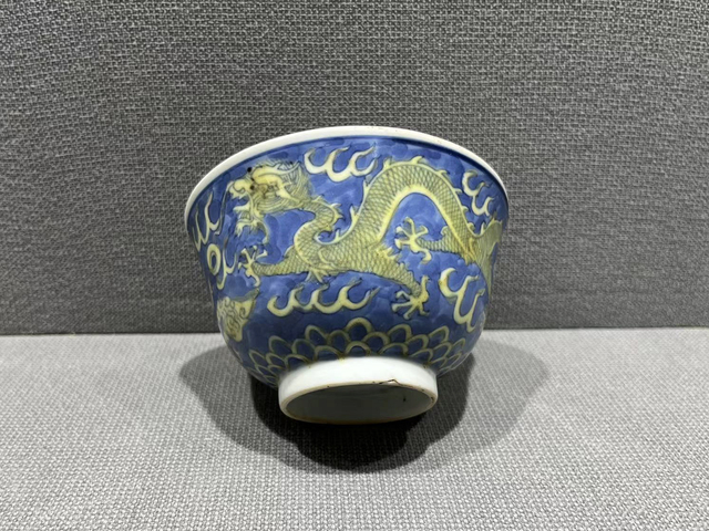 古玩陶瓷清晚期·青花黃彩龍紋茶碗真品鑒賞圖