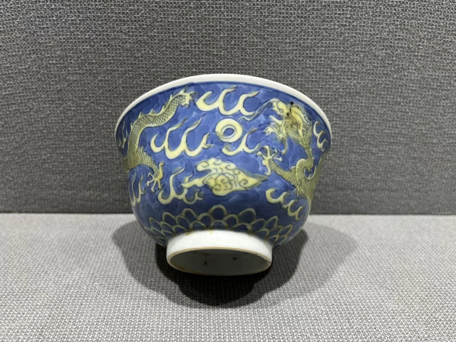 古玩陶瓷清晚期·青花黃彩龍紋茶碗真品鑒賞圖