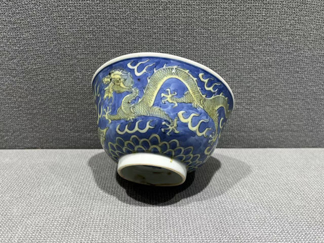 古玩陶瓷清晚期·青花黃彩龍紋茶碗真品鑒賞圖