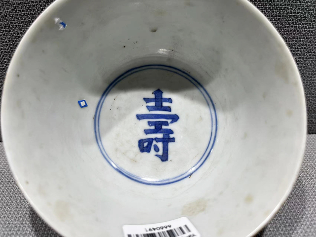 古玩陶瓷清晚期·青花黃彩龍紋茶碗真品鑒賞圖
