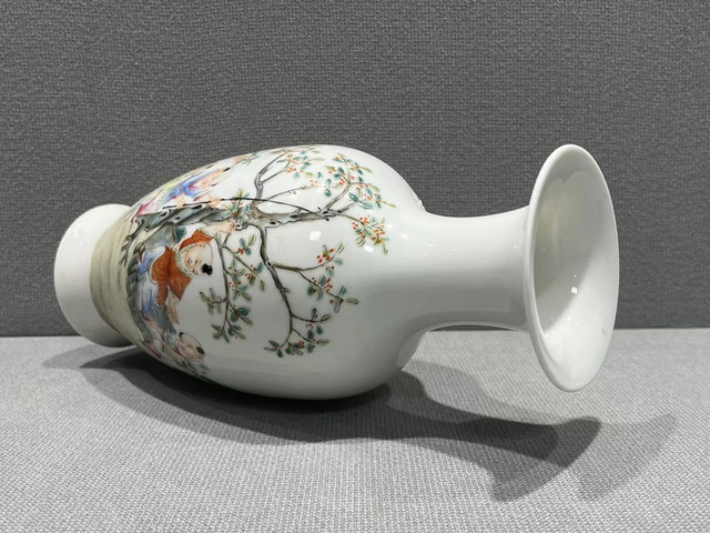 古玩陶瓷民國·粉彩嬰戲紋觀音瓶真品鑒賞圖