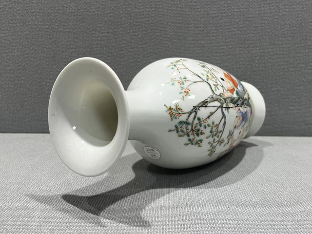 古玩陶瓷民國·粉彩嬰戲紋觀音瓶真品鑒賞圖