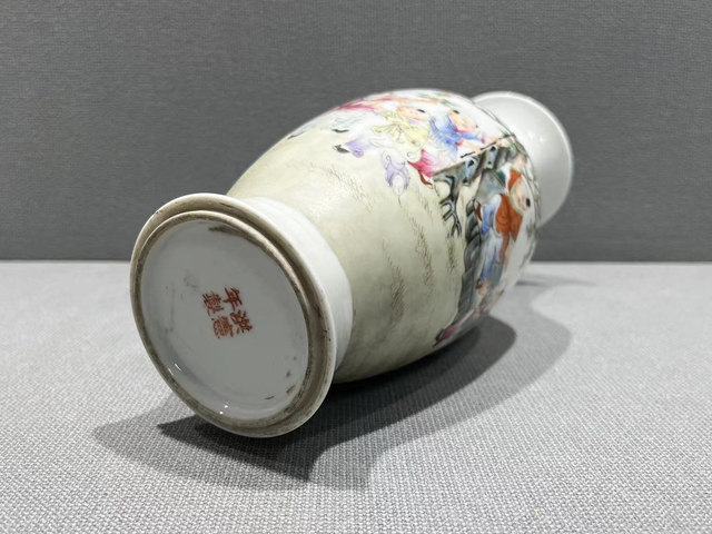 古玩陶瓷民國·粉彩嬰戲紋觀音瓶真品鑒賞圖